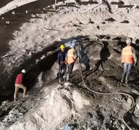 中和镇拱顶带模注浆料的施工流程及注意事项